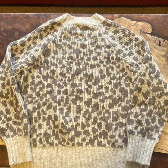 Old Navy cozy animal print sweater. Size M. - Picture 2 of 2